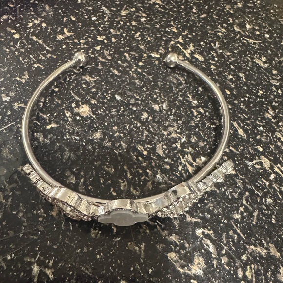 Delicate Silver Bracelet with White Clover Charm NWOT - Picture 3 of 4